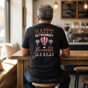 Pensioen T-shirt | Tekst op kleine borst, Adventure Begins-thema, zwart T-shirt afbeelding 5