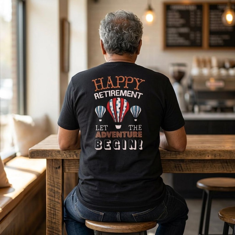 Pensioen T-shirt | Tekst op kleine borst, Adventure Begins-thema, zwart T-shirt afbeelding 5