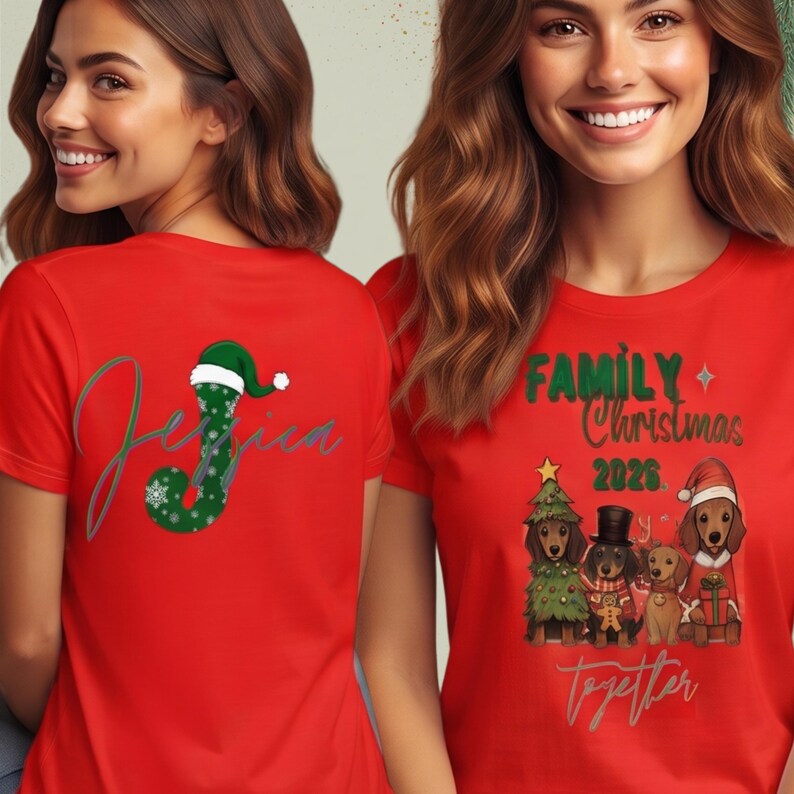Puede incluir: Una camiseta roja con una letra J verde con un gorro de Pap&aacute; Noel y el nombre Jessica en la espalda, y un gr&aacute;fico frontal con cuatro perros salchicha, un &aacute;rbol de Navidad, el texto Family Christmas 2026 y la palabra together en cursiva.