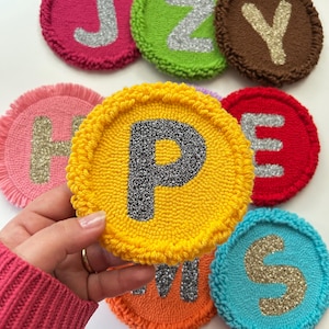 Tapete para canecas com letras de agulha perfurada, porta-copos personalizado, presente feito à mão para casa nova, tapete para canecas com design personalizado, tapetes para canecas com agulha perfurada Y2K, porta-copos para bebidas