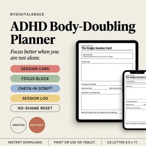 Può includere: Un planner digitale ADHD Body-Doubling con tablet e smartphone che mostrano The Single-Session Card. Include pulsanti per Session Card, Focus Block, Check-In Script, Session Log e No-Shame Reset. Testo: Undated, Reusable, US Letter 21,6 x 27,9 cm.