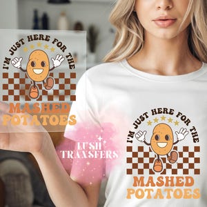 Listo para imprimir. Estoy aquí solo por el puré de papas. Divertido. Transferencias de calor para camisetas. HTV. Camisetas de comida de Acción de Gracias. Vinilo de transferencia de calor.