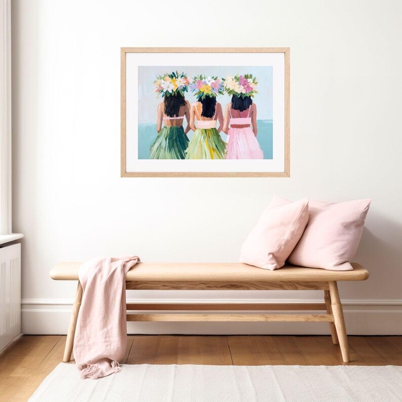 Op de afbeelding: Drie vrouwen met bloemenkransen en kleurrijke rokken staan voor een blauwe en witte achtergrond. De vrouwen staan met hun rug naar de kijker. De afbeelding is geschilderd in een losse, impressionistische stijl.