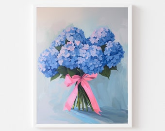 Könnte beinhalten: Ein Strauß blauer Hortensien, die mit einem rosa Band zusammengebunden sind, vor einem hellblauen Hintergrund.