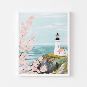 Pode incluir: Um farol branco com telhado preto e uma luz no topo está situado num penhasco rochoso com vista para um mar azul. Há flores de cerejeira cor-de-rosa em primeiro plano.