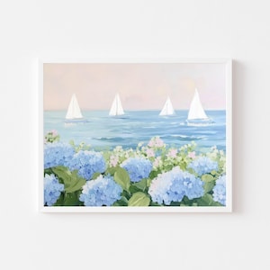 Pu&ograve; includere: Dipinto incorniciato raffigurante una scena costiera con barche a vela sull'acqua e ortensie blu in primo piano. Il cielo &egrave; rosa tenue e l'acqua azzurra. Le barche a vela hanno vele bianche.