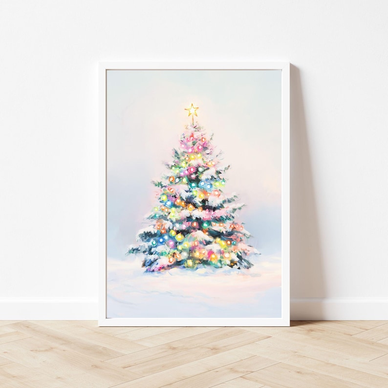 Puede incluir: Impresi&oacute;n enmarcada de un &aacute;rbol de Navidad cubierto de nieve y adornado con luces de colores. Una estrella dorada corona el &aacute;rbol. La obra de arte se presenta sobre un fondo suave y claro, evocando una escena invernal.