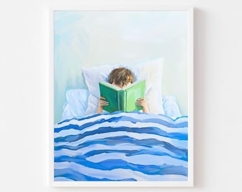 Puede incluir: Una pintura de una persona acostada en la cama leyendo un libro verde. La cama tiene ropa de cama a rayas azules y blancas.