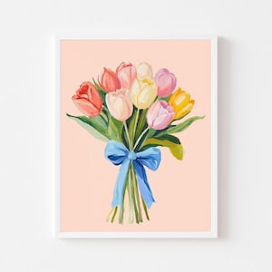 Pode incluir: Um buqu&ecirc; de tulipas coloridas amarradas com uma fita azul. As tulipas s&atilde;o rosa, amarelas, laranja e brancas. O fundo &eacute; rosa claro.