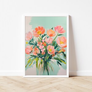 Puede incluir: Una pintura de un ramo de flores rosas y naranjas en un jarr&oacute;n. Las flores est&aacute;n pintadas en un estilo suelto y expresivo con un fondo azul claro.