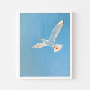 Pintura voladora de gaviota, Impresión de arte de pared de pájaro costero, Descarga digital de casa de playa, Imprimible colorido de la costa de verano, Póster de cielo azul