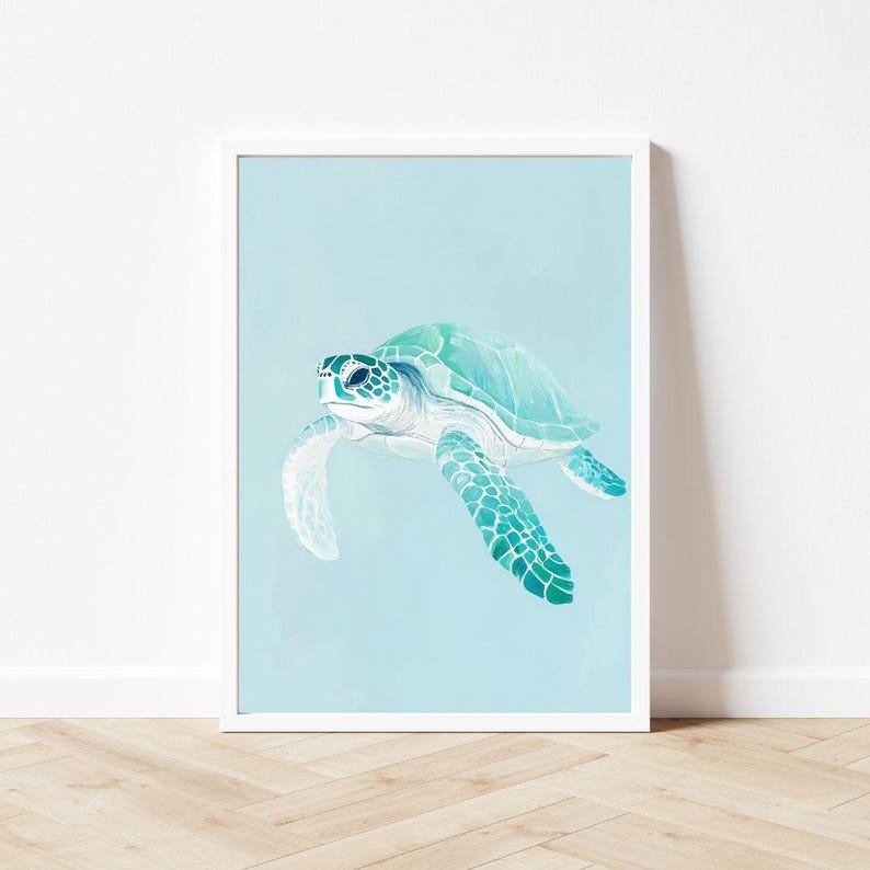 Puede incluir: Una pintura de acuarela de una tortuga marina nadando en un oc&eacute;ano azul claro. La tortuga es verde y azul con un vientre blanco.