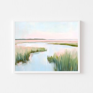 K&ouml;nnte beinhalten: Abstrakte Landschaftsmalerei in einem wei&szlig;en Rahmen. Das Kunstwerk zeigt eine ruhige Marschszene mit sanften Pastellfarben. Gr&uuml;ne und rosa Gr&auml;ser s&auml;umen den Wasserrand unter einem hellblauen und rosa Himmel.