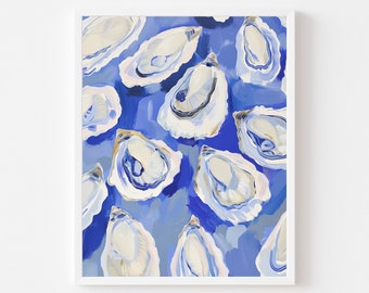 Könnte beinhalten: Ein Gemälde von Austern auf blauem Hintergrund. Die Austern sind in einem realistischen Stil mit weißen und cremefarbenen Farben gemalt. Der Hintergrund ist tiefblau mit einem Hauch von Lila und Grün.
