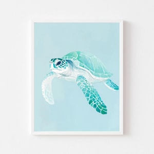 Puede incluir: Una pintura de acuarela de una tortuga marina nadando en un oc&eacute;ano azul claro. La tortuga es verde y azul con un vientre blanco.