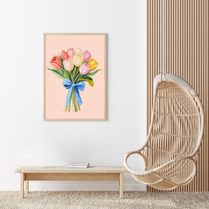 Pode incluir: Uma pintura digital de um buqu&ecirc; de tulipas rosa, amarelas e laranja amarradas com uma fita azul sobre um fundo rosa claro.