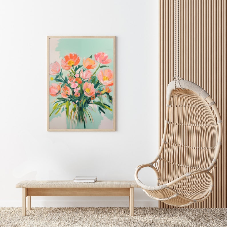 Puede incluir: Una pintura enmarcada de un ramo de flores rosas con hojas verdes sobre un fondo azul claro. La pintura est&aacute; colgada en una pared blanca sobre un banco de madera. Una silla colgante de mimbre est&aacute; en el fondo.