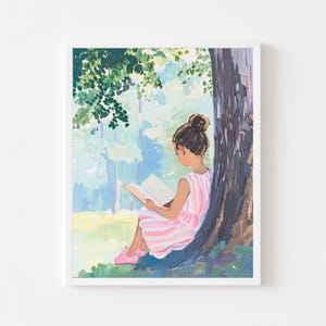 Könnte beinhalten: Eine junge Person in einem rosa-weiß gestreiften Kleid sitzt unter einem Baum und liest ein Buch. Der Hintergrund ist ein weicher grüner und blauer Aquarell-Wasch.
