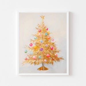Könnte beinhalten: Ein goldener Lametta-Weihnachtsbaum mit bunten Kugeln. Der Baum ist mit rosa, blauen, grünen, gelben und violetten Kugeln geschmückt. Der Baum steht vor einem weißen Hintergrund.