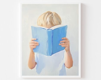 Puede incluir: Una pintura de un niño leyendo un libro azul. La cara del niño está oculta detrás del libro, y solo se ve su cabello rubio. El niño lleva una camisa blanca.