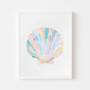 Pode incluir: Uma pintura em aquarela emoldurada de uma concha. A concha é retratada com cores pastel, incluindo rosa, azul, amarelo e verde. A obra de arte é definida em um fundo branco, realçando os tons vibrantes da concha.