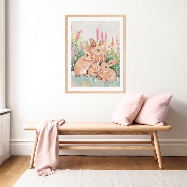 Peut inclure: Une impression encadr&eacute;e de trois lapins bruns assis dans un champ de fleurs roses et violettes. Les lapins regardent le spectateur.