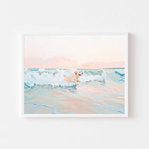 Può includere: Una stampa incorniciata raffigura un golden retriever che gioca tra le onde dell'oceano. L'opera d'arte presenta una tavolozza di colori chiari con sfumature di blu, rosa e bianco, creando una scena di spiaggia serena. Il cane è a metà spruzzo.