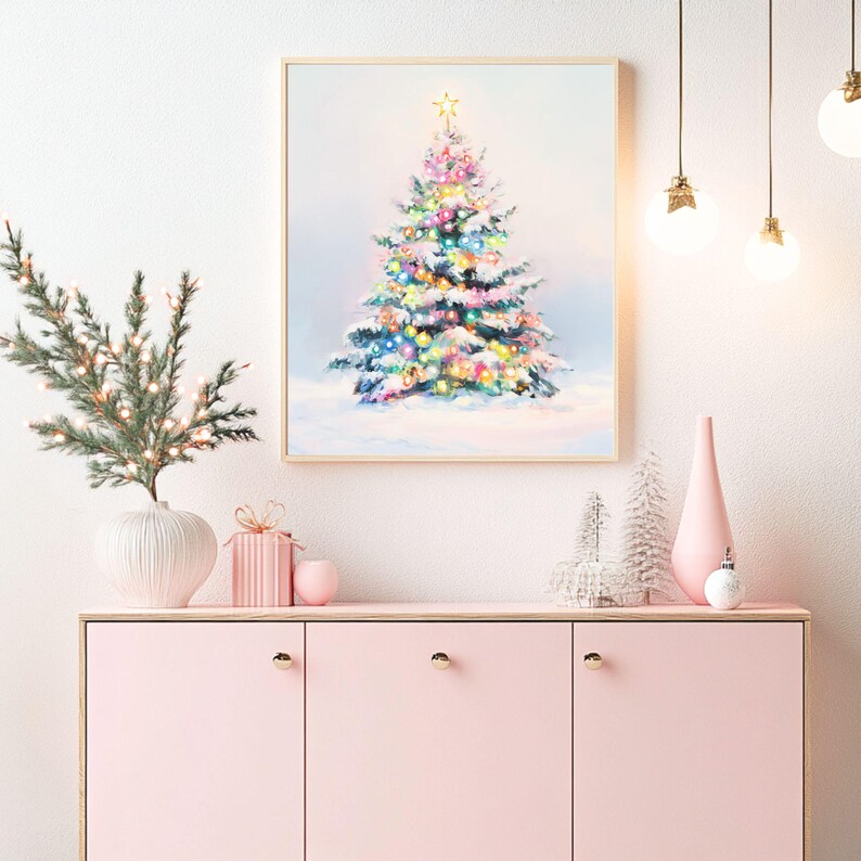Puede incluir: Un cuadro enmarcado de un &aacute;rbol de Navidad con luces de colores y una estrella dorada. El cuadro est&aacute; colgado sobre un mueble rosa con objetos decorativos, como un jarr&oacute;n, una caja de regalo y adornos. La escena evoca un ambiente festivo navide&ntilde;o.