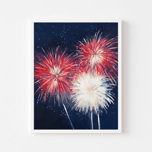 Könnte beinhalten: Gerahmtes Gemälde mit Feuerwerk, das am Nachthimmel explodiert. Das Kunstwerk zeigt drei Ausbrüche von roten und weißen Feuerwerkskörpern vor einem dunkelblauen Hintergrund mit kleinen weißen Sternen. Das Gemälde ist in einem weißen Rahmen.
