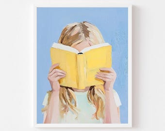 Puede incluir: Pintura enmarcada de una persona con cabello rubio leyendo un libro amarillo. El rostro de la persona está oculto por el libro. El fondo es de color azul claro. La pintura está en un marco blanco.