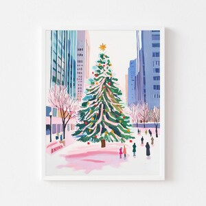 Può includere: Un dipinto ad acquerello di un grande albero di Natale in una piazza della città. L'albero è decorato con ornamenti rossi e dorati ed è circondato da persone. Gli edifici sullo sfondo sono alti e blu.