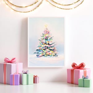 Puede incluir: Pintura enmarcada de un &aacute;rbol de Navidad con luces de colores y una estrella. Cajas de regalo de varios tama&ntilde;os y colores, con lazos, rodean la pintura. Una guirnalda de luces doradas cuelga por encima.