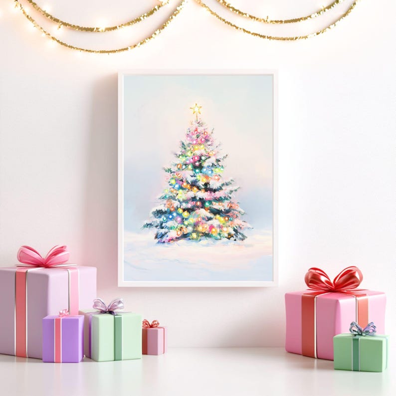 Puede incluir: Pintura enmarcada de un &aacute;rbol de Navidad con luces de colores y una estrella. Cajas de regalo de varios tama&ntilde;os y colores, con lazos, rodean la pintura. Una guirnalda de luces doradas cuelga por encima.