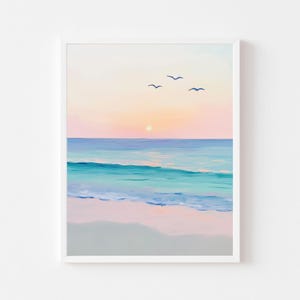 Può includere: Dipinto incorniciato di una scena di spiaggia. L'opera raffigura una serena vista sull'oceano con un cielo dai colori pastello, un sole al tramonto e tre uccelli in volo. L'acqua passa dal turchese al blu, con una spiaggia sabbiosa in primo piano.
