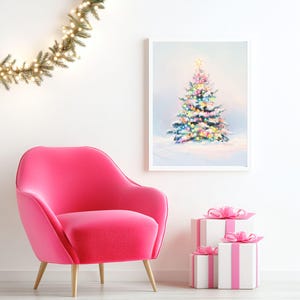 Puede incluir: Un cuadro enmarcado de un &aacute;rbol de Navidad con luces de colores cuelga sobre un sill&oacute;n rosa. Cajas de regalo blancas con lazos rosas est&aacute;n apiladas en el suelo. Una guirnalda con luces est&aacute; colgada en la pared.