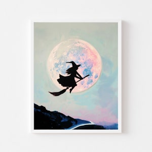 Puede incluir: Una silueta de una bruja volando en una escoba frente a una gran luna rosa y azul. El cielo es azul claro con un degradado rosa y morado.