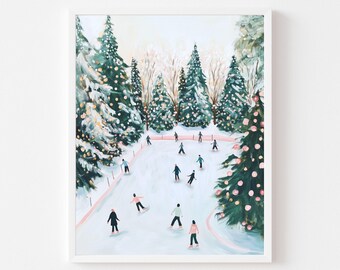 Puede incluir: Una impresión enmarcada representa una escena de patinaje sobre hielo al aire libre. La gente patina sobre una pista de hielo rodeada de pinos cubiertos de nieve y otros árboles. La obra de arte tiene un tema de vacaciones de invierno con colores suaves y un ambiente festivo.