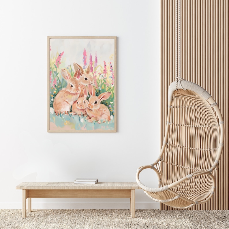 Peut inclure: Une peinture de trois lapins bruns assis dans un champ de fleurs roses et violettes. Les lapins regardent le spectateur.