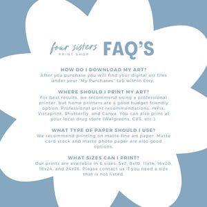 K&ouml;nnte beinhalten: Eine hellblaue und wei&szlig;e bl&uuml;tenf&ouml;rmige Grafik mit dem Text "four sisters PRINT SHOP" und "FAQ'S". Das Bild enth&auml;lt Informationen zum Herunterladen, Drucken und zur Gr&ouml;&szlig;enanpassung digitaler Kunstdrucke.