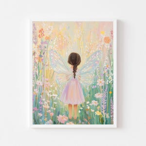 Peut inclure: Une jeune fille aux cheveux bruns et une robe rose se tient dans un champ de fleurs. Elle a des ailes de papillon irisées derrière elle. L'arrière-plan est d'une couleur pastel douce.