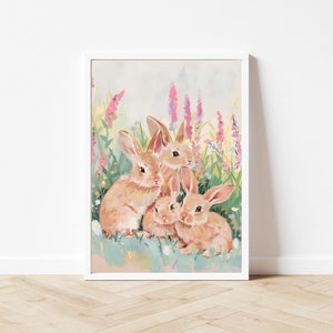 Peut inclure: Une peinture de quatre lapins bruns assis dans un champ de fleurs roses et violettes. Les lapins regardent le spectateur. L'arri&egrave;re-plan est un lavis doux de bleu et de vert &agrave; l'aquarelle.
