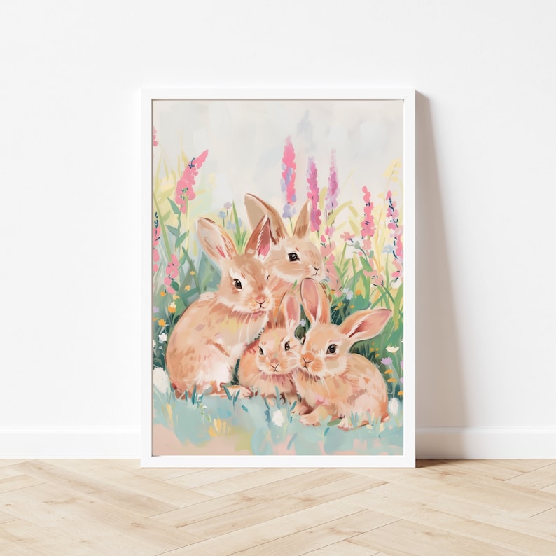 Peut inclure: Une peinture de quatre lapins bruns assis dans un champ de fleurs roses et violettes. Les lapins regardent le spectateur. L'arri&egrave;re-plan est un lavis doux de bleu et de vert &agrave; l'aquarelle.