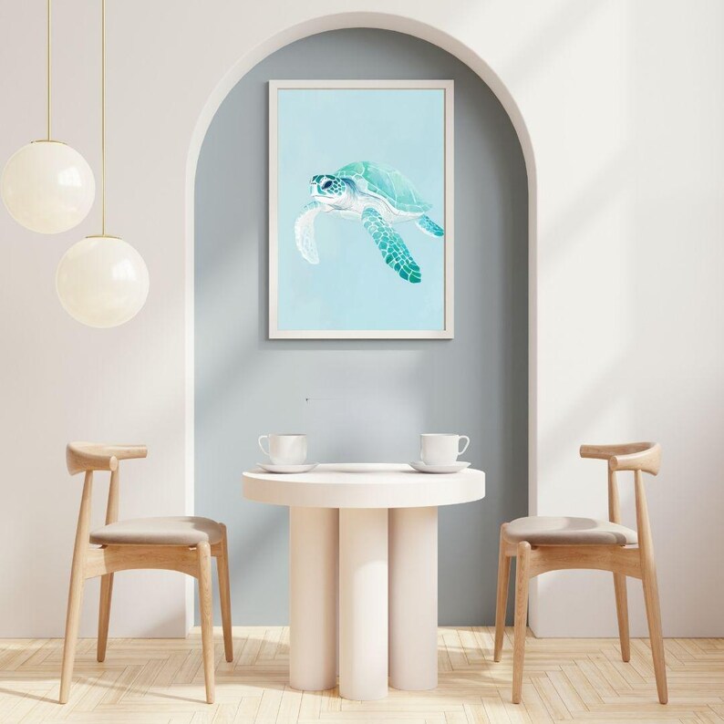 Puede incluir: Una pintura de acuarela enmarcada de una tortuga marina nadando en un oc&eacute;ano azul claro. La tortuga es verde y azul con un caparaz&oacute;n blanco.