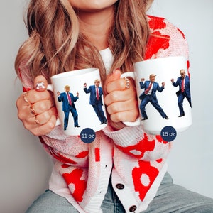 Tazza da caffè divertente con Trump che balla: tazza da caffè con umorismo politico, tazza da caffè MAGA, regalo esilarante per repubblicani, regalo divertente per gli amanti di Trump