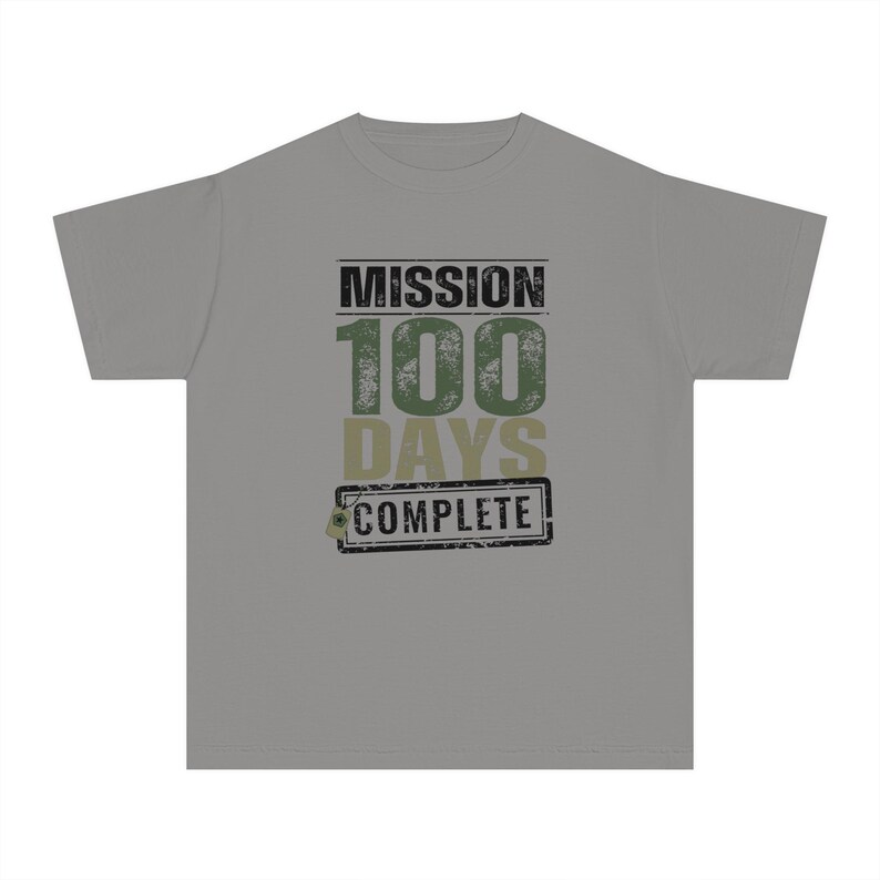 K&ouml;nnte beinhalten: Ein graues T-Shirt mit einer abgenutzten Grafik, auf der "Mission 100 Tage abgeschlossen" steht.