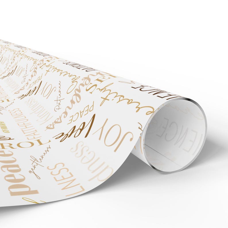 Puede incluir: Papel de regalo blanco con un patr&oacute;n repetido de palabras en marr&oacute;n y dorado. Las palabras incluyen "love", "joy", "peace", "faith", "kindness", "grace", "hope", y "gentlemen".
