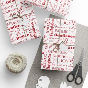 Puede incluir: Tres hojas de papel de regalo blanco con texto rojo. El texto incluye palabras como "paz", "alegr&iacute;a", "bondad", "fidelidad", "mansedumbre", "paciencia", "amor", "generosidad" y "dominio propio".