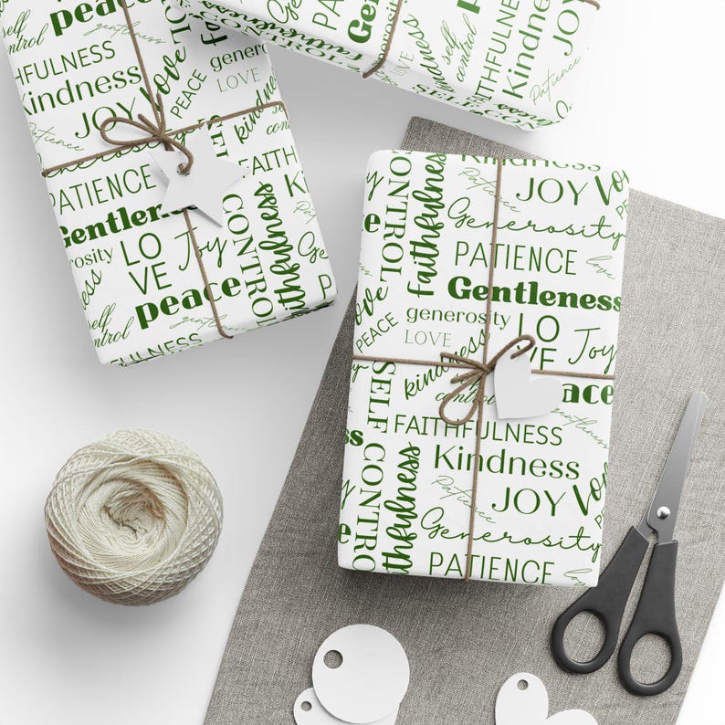 Puede incluir: Tres cajas de regalo blancas envueltas en papel blanco con texto verde. El texto en las cajas incluye palabras como "paz", "alegr&iacute;a", "bondad", "paciencia", "mansedumbre", "fidelidad", "generosidad", "amor" y "dominio propio".