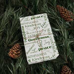 Puede incluir: Papel de regalo blanco con texto verde. El texto incluye palabras como "paz", "alegr&iacute;a", "amor", "amabilidad", "fidelidad", "paciencia" y "generosidad".