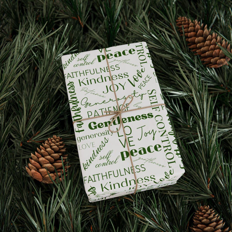 Puede incluir: Papel de regalo blanco con texto verde. El texto incluye palabras como "paz", "alegr&iacute;a", "amor", "amabilidad", "fidelidad", "paciencia" y "generosidad".
